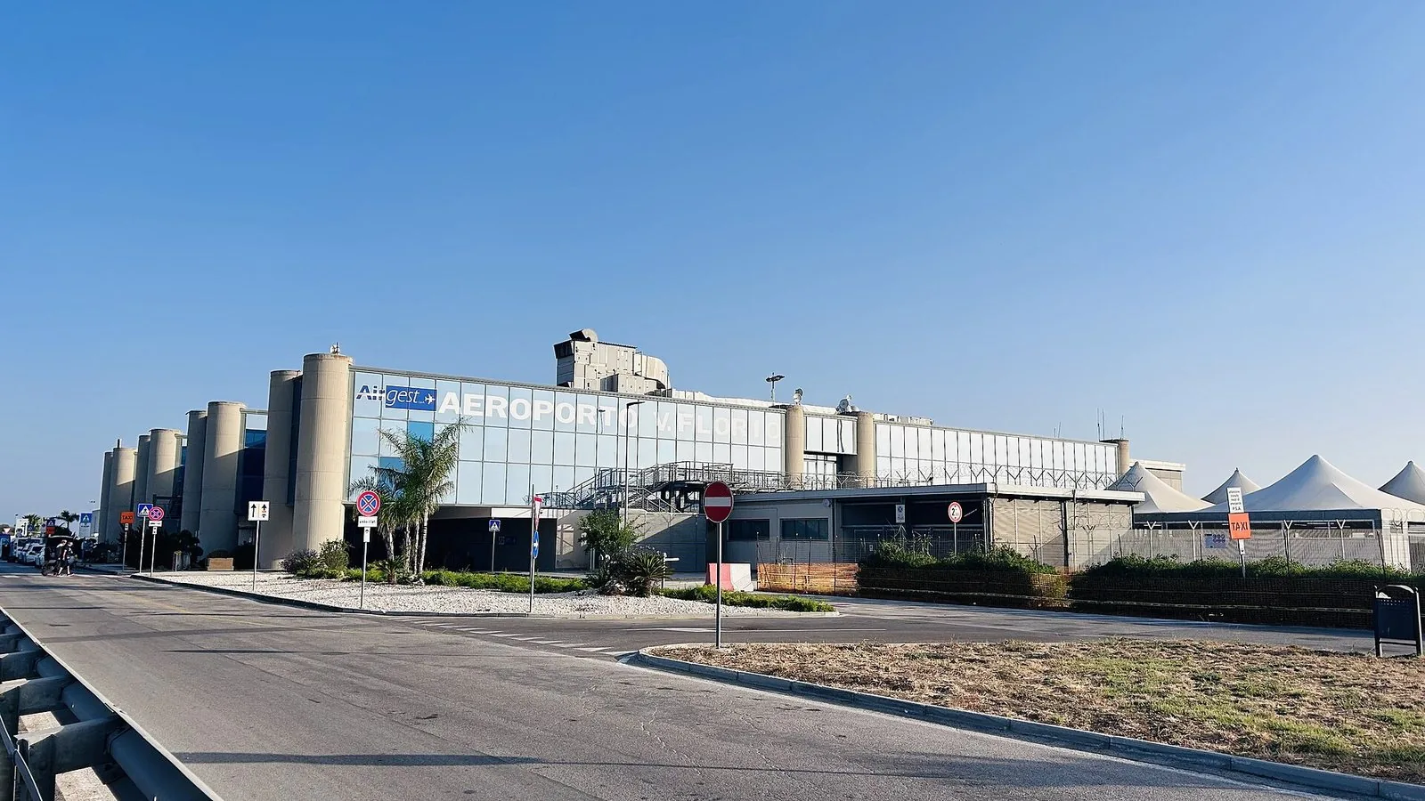 Una delle facciate dell&rsquo;aeroporto di Trapani-Birgi