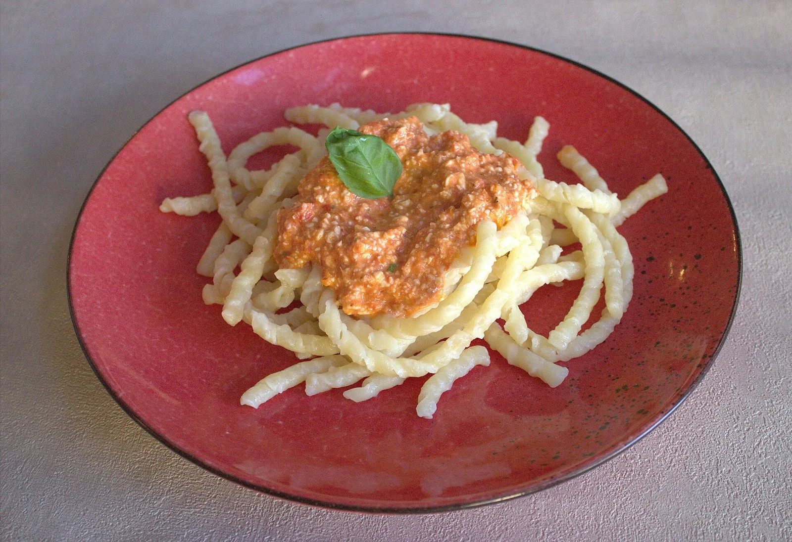 Un piatto di busiate al pesto alla trapanese