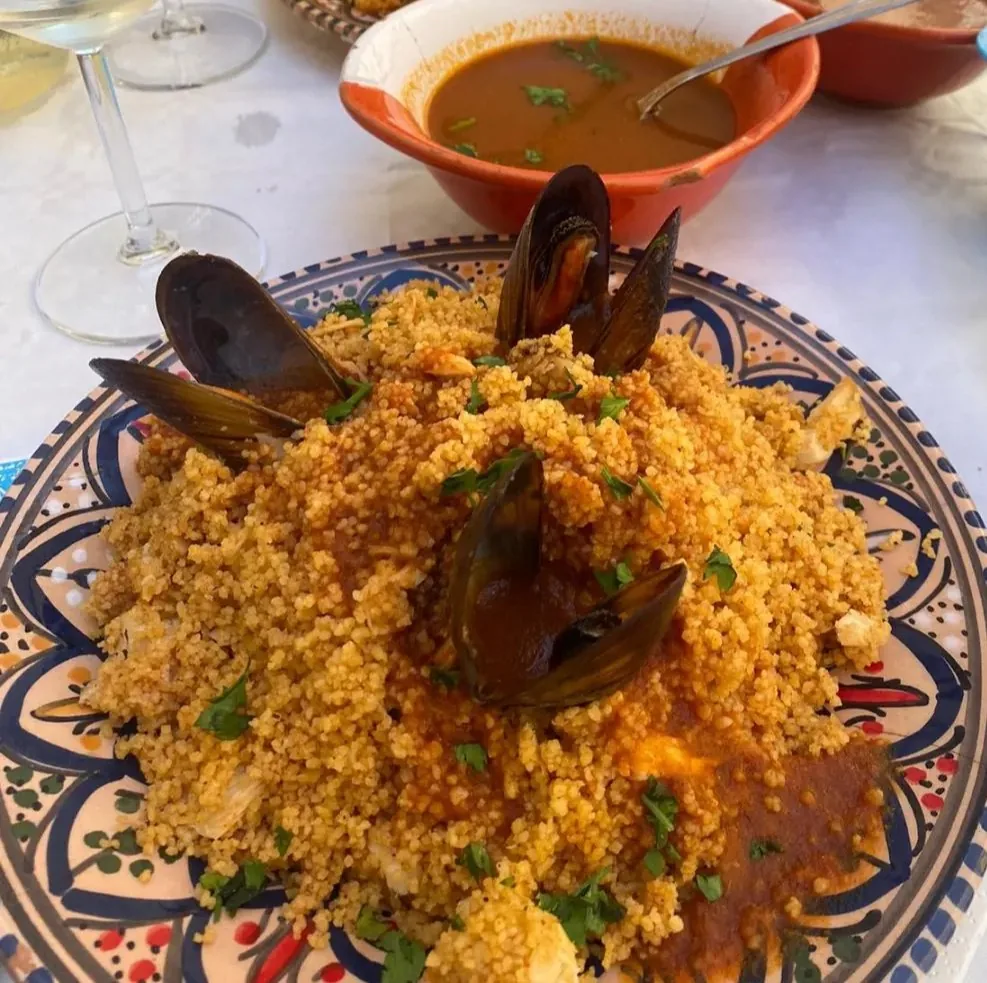 Un piatto di cuscus di pesce alla trapanese