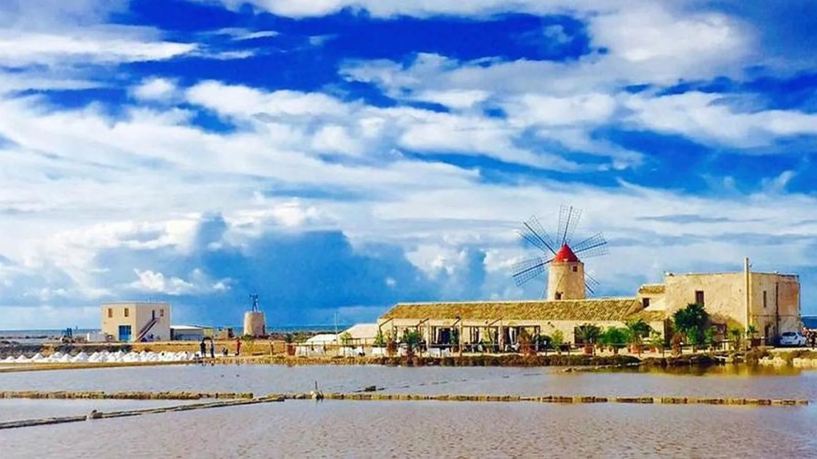Le vasche delle saline del trapanese sotto un cielo di nuvole