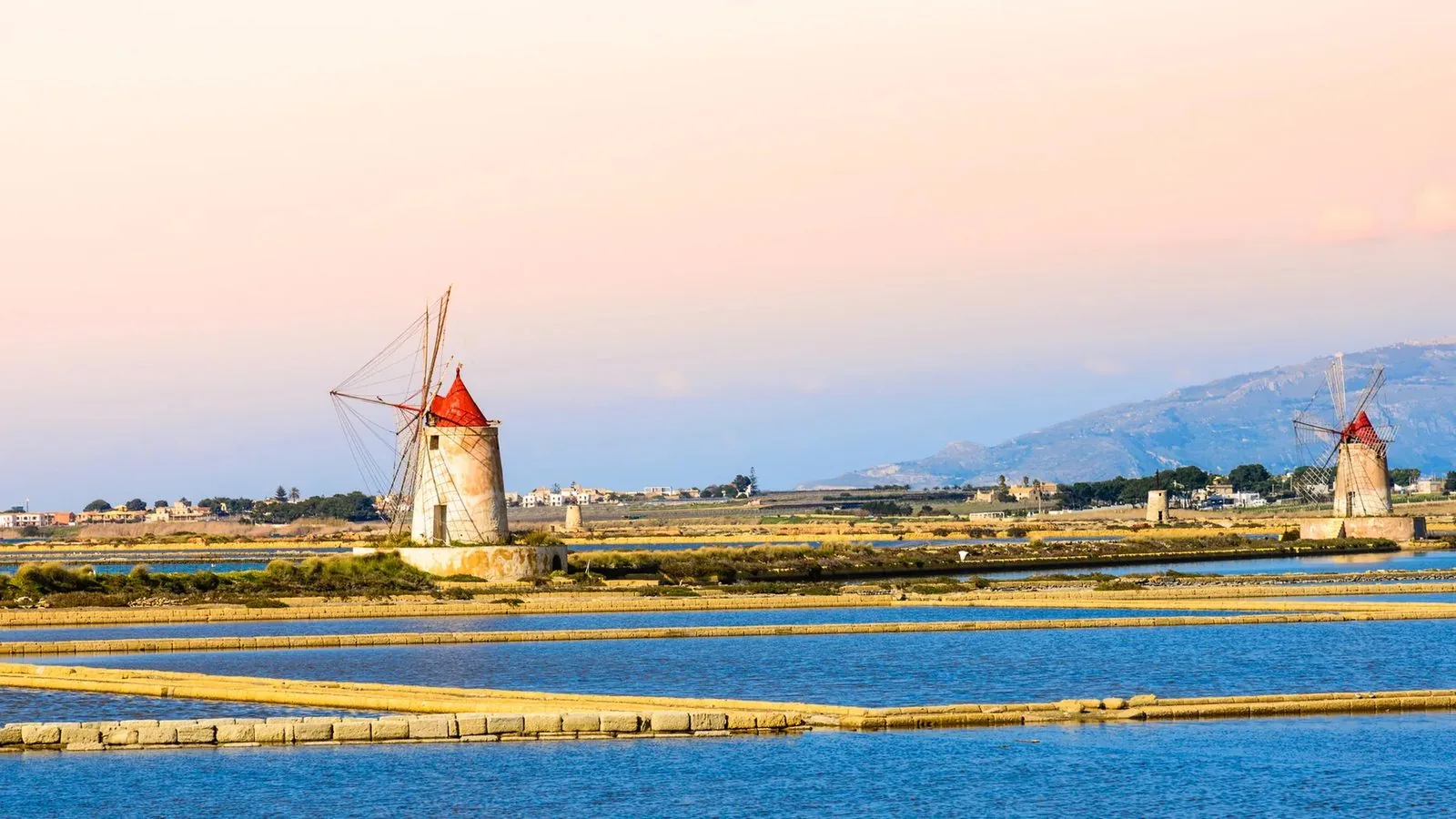 I mulini a vento delle saline del trapanese al tramonto