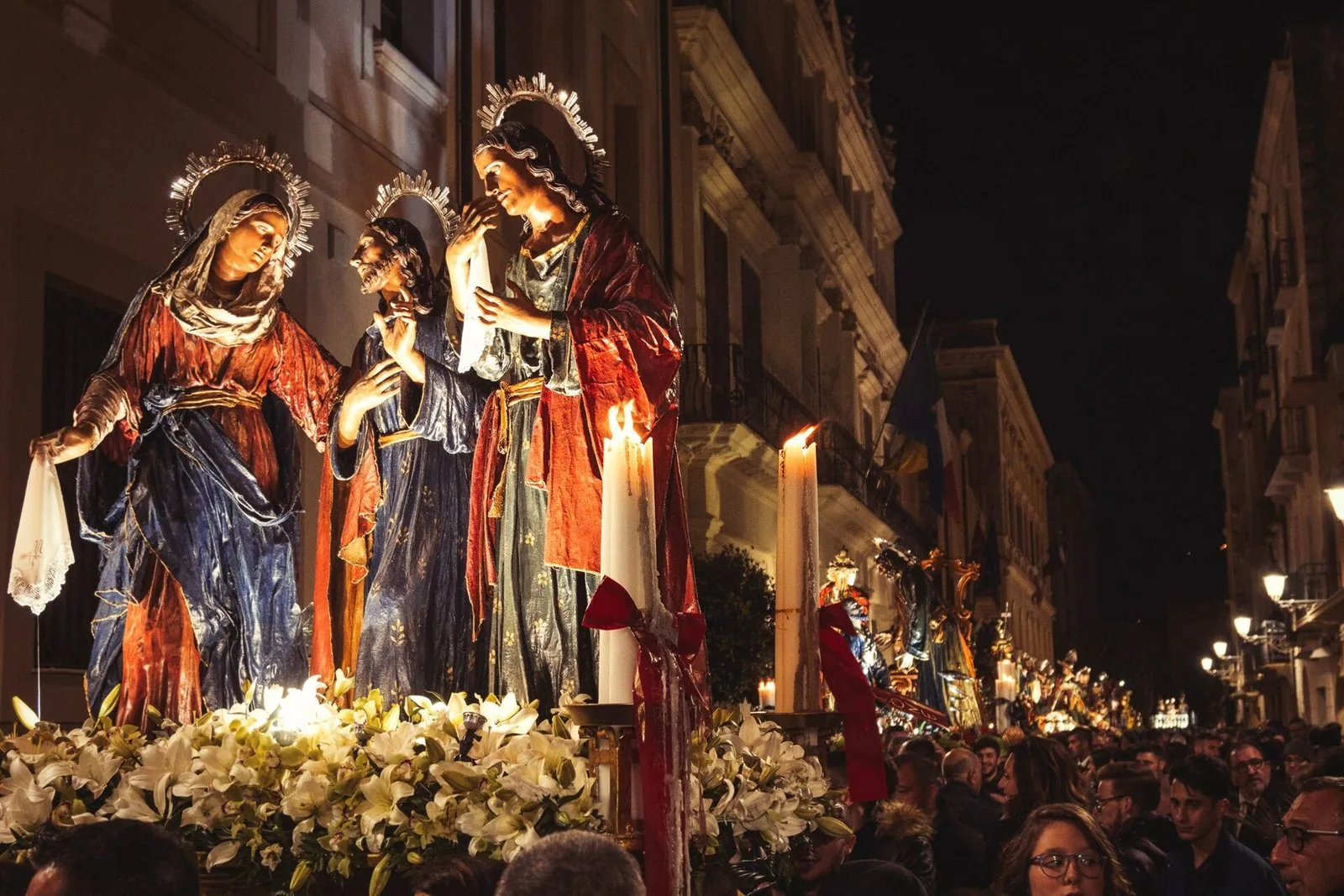 I gruppi scultorei dei Misteri di Trapani durante la processione notturna